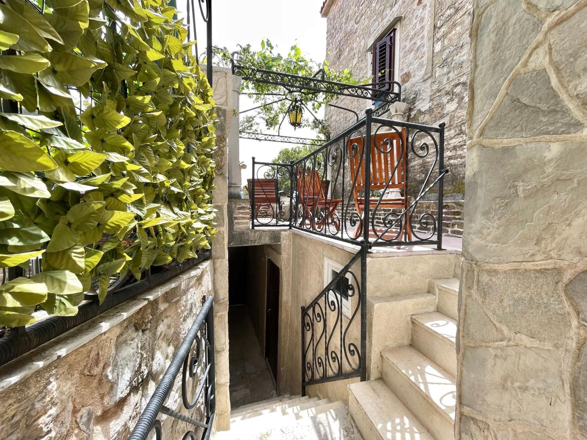 Apartamento Old Town House With Private Garden Budva Exterior foto